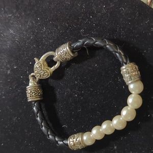 Pearl and black leather bracelet